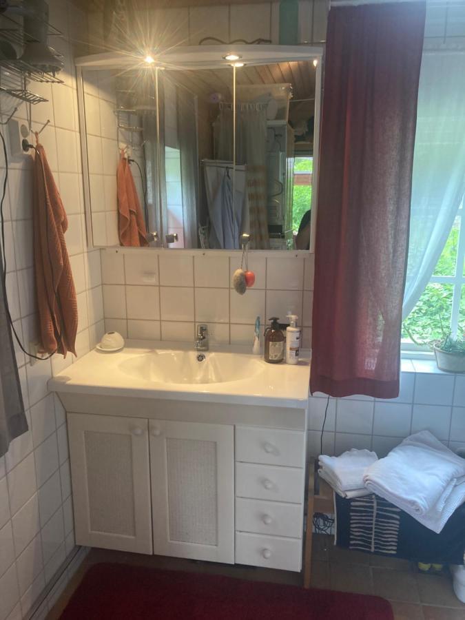 Egen Stuga Med Delat Badrum Norrtälje Buitenkant foto